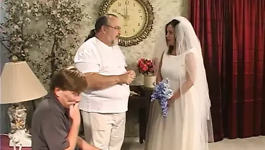 Azgın evli sürtük ıslak ağzını sert bir yarağa sarıyor, sonra sikişiyor