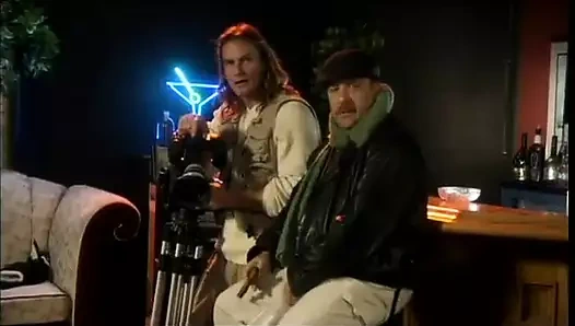 Fileli genç kız amını yalatıyor ve yaşlı bir adam tarafından sikiliyor