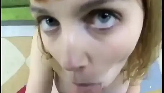 Seksi götlü esmer bir profesyonel gibi adamın sikini emiyor