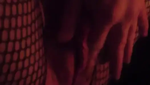 Kaslı kadın file çorapla kendisi yapıyor ve kendini ıslatıyor