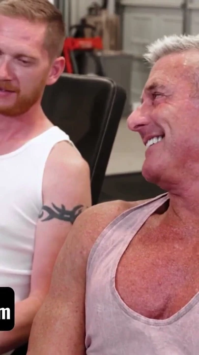 Familydick - sevimli twink üvey oğlu Dakota Lovell üveygrandpa ve üvey babasının aynı anda alıyor | Klip 1