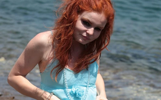 969 Elbisesi ile okyanusta yenilenen Barbara Babeure
