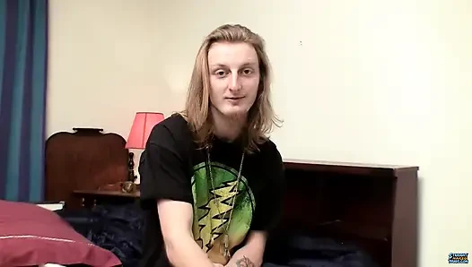 Heteroseksüel rockçı Kadın Kenneth dölünü boşaltıyor