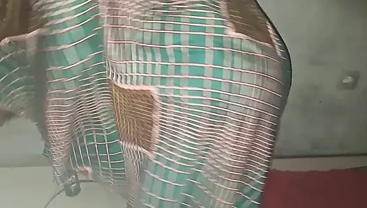 Hizmetçi sikildikten sonra karanlıkta banyo yapıyor