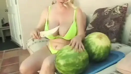 Sapık adam ve büyük memeli sarışın karpuzla oynaşıyor ve sonra açık havada sikişiyor