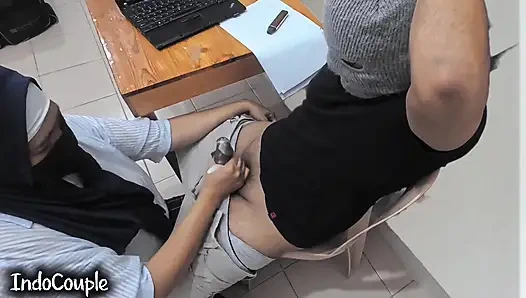 İş yerinde bir iş arkadaşından sıcak oral seks. meslektaş. İş yerinde oral seks