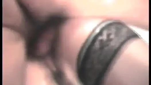 Esmer orta yaşlı seksi kadının maskeli ve siyah çoraplı İtalyan amatör üçlü sikişi