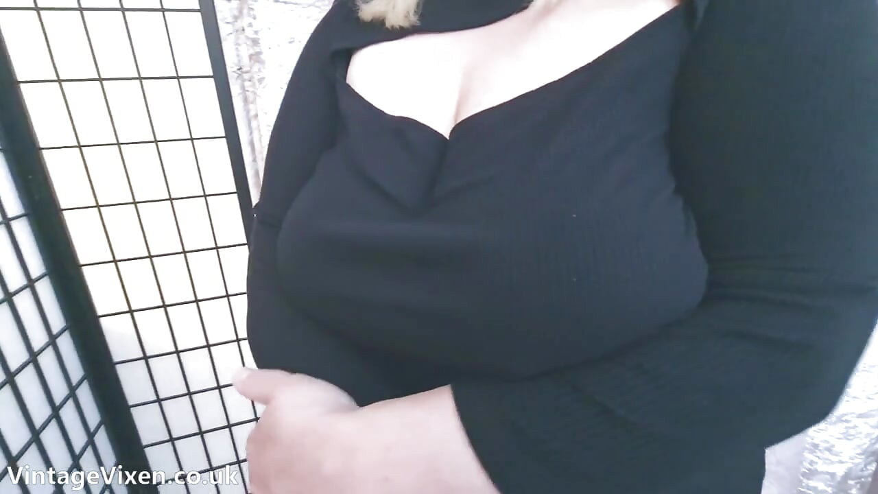Ateşli orta yaşlı seksi kadın ev yapımı videoda büyük göğüslerini ve külotlu çoraplarını teşhir ediyor