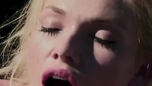 Seksi sarışın hatun esmer fahişeyle çılgın lezbiyen seksinin tadını çıkarıyor