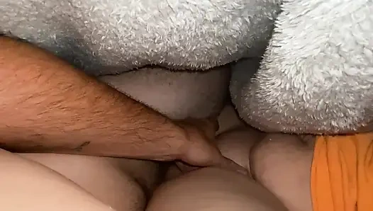 Sıkı amına boşalıyor