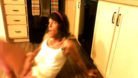 Dayanamadım... travesti mutfakta işiyor