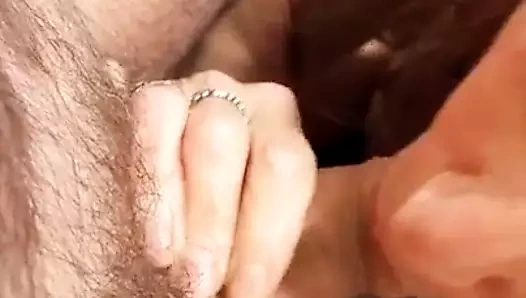 Tinylilass, bir adama oral seks verir,, ( kısa klip)