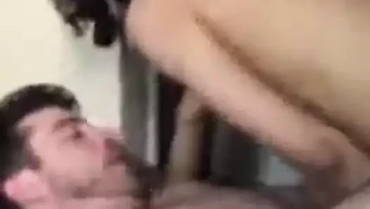 Kocası etraftayken düzgün vücutlu karısı genç bir adam sikikleri