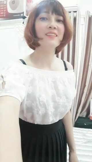 Vietnamlı kız şimdi giyinmiş