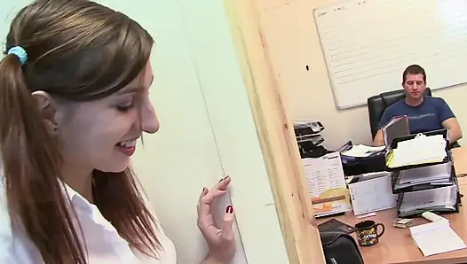 Avrupalı azgınlar sahne-4 sıska esmer mishka devlin at kuyruklu genç kız ofis arkadaşıyla sikişiyor