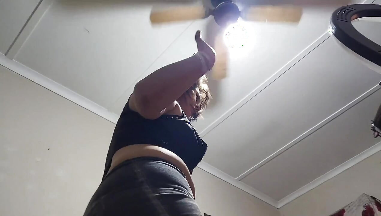 Eş değiştirme partisinde rastgele orta yaşlı seksi kadın yarağımı emiyor ve amına döl boşaltıyor