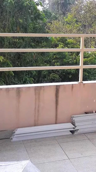 Sevimli bayan sallanan salıncakta sallanıyor, bir çatı altında yağmurdan saklanıyor. 185 2 | Klip 1