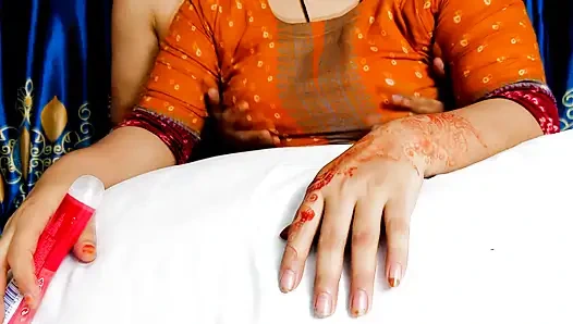 Üvey anne Nusrat kendini tatmin ediyor ve üvey oğlunu tatlı bir sikiş için çağırıyor xxx