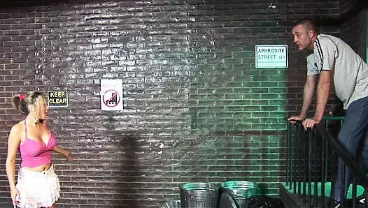 Bebek gibi kız paten yaparken bir adamla tanışıyor ve yerde sikişiyor