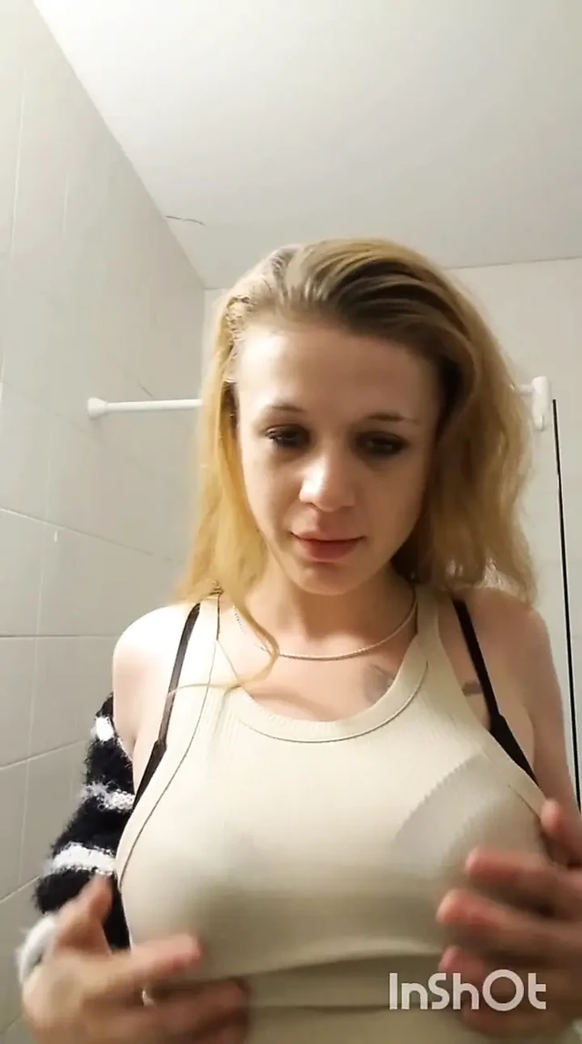 Блондинка в ванной