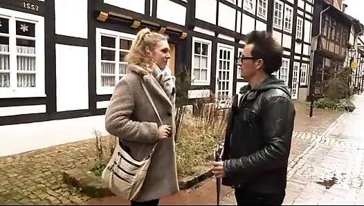 Komik Conny Badger bir anket yapıyor... Evet, tam olarak!