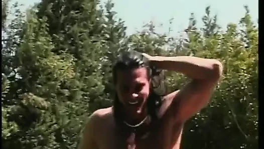 Koca sikli beyaz adam azgın hatuna yarağını emdirirken dışarıda uzanıyor