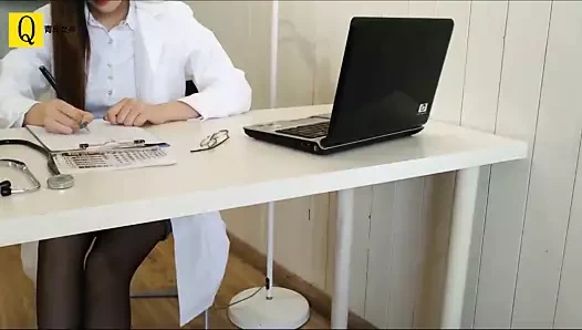 Shera külotlu çorap giymeyi ve gösteriş yapmayı seven bir doktordur.