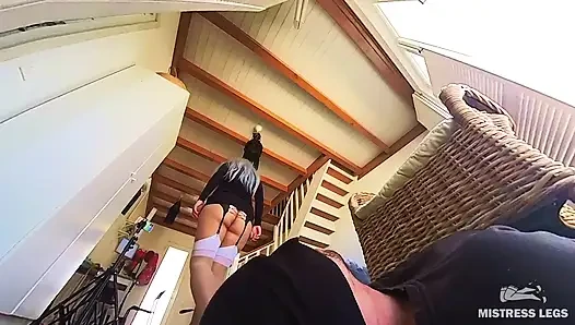 Beyaz tabanlı sheer çoraplı insan mobilyası görmezden gelme seansı