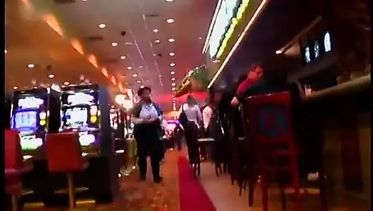 Orta yaşlı seksi kadın kocasını kanepede sikiyor