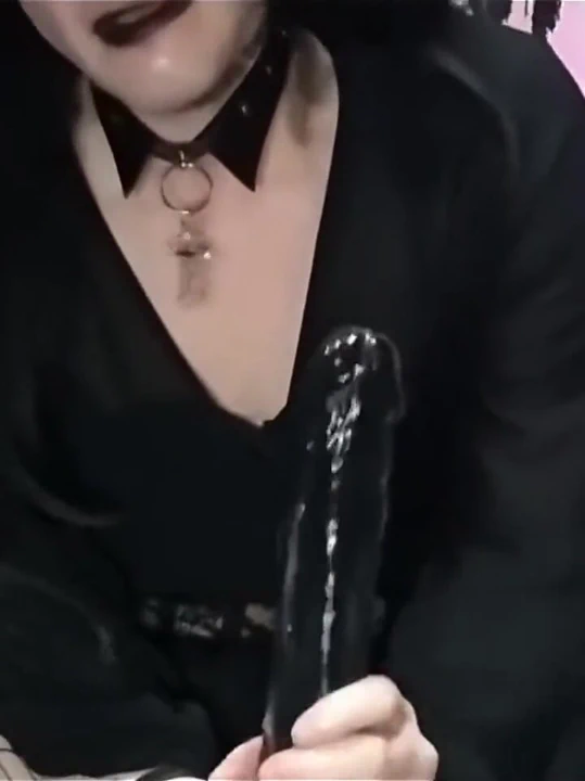 Tüm siyah iri güzel gotik kız: sulu göt, yumuşak ayaklar, tutkulu sakso ve büyük zenci yarağı dildoda öğürüyor