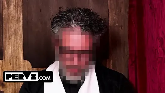 Kilise papazı minik üniformalı kızı sikiyor