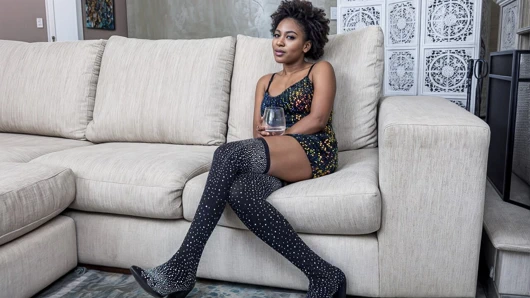 Amatör büyük memeli zenci bebek bakış açısı gırtlağına kadar alıyor ve ters kovboy kız!