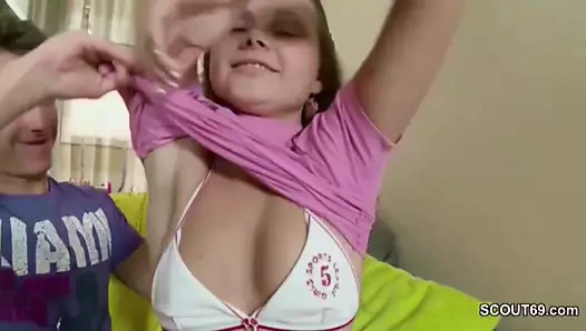 O sikme onun son derece küçük üvey kardeş içinde göt ile onun büyük çük