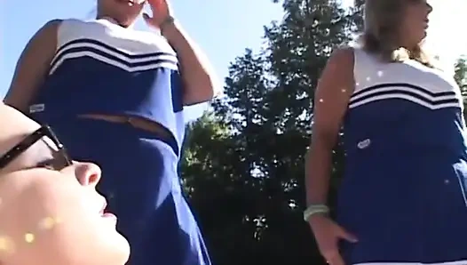 Adam beyaz kanepede büyük memeli kız arkadaşıyla ateşli seks yapıyor