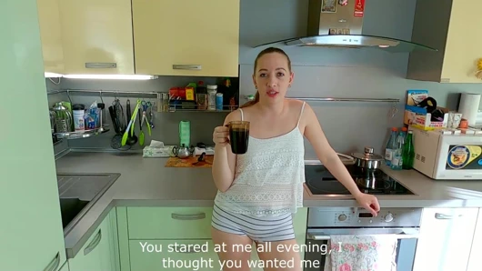 Şehvetli evli kadın evde değilken kocasının arkadaşını baştan çıkarıyor ve içine boşalıyor