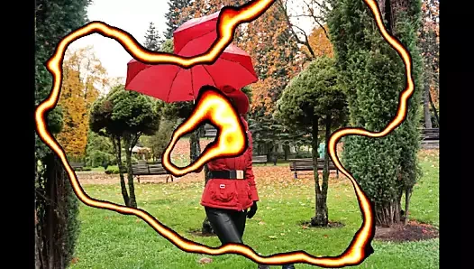 Kırmızı şemsiye ve yeşil çimen