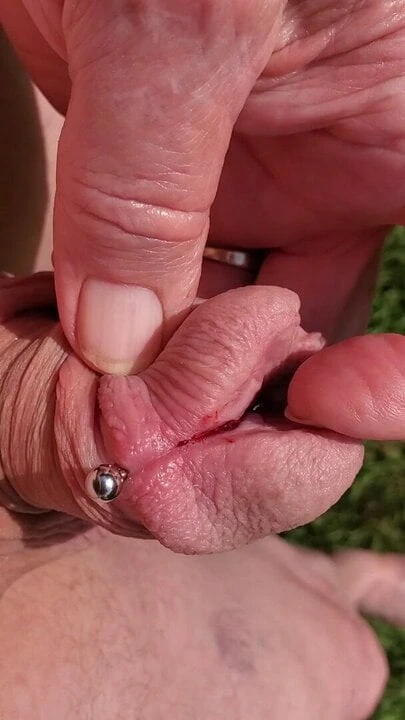 Yeni piercingimi temizliyorum