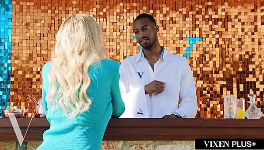 Vixenplus orta yaşlı seksi kadın Brandi Hotel Vixen'de 2 büyük zenci yarağı alıyor