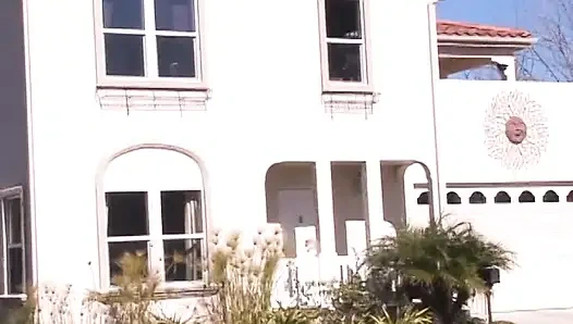 Şehvetli lezbiyenler parmaklama ve yalama ile vahşi ateşli seks yapıyor