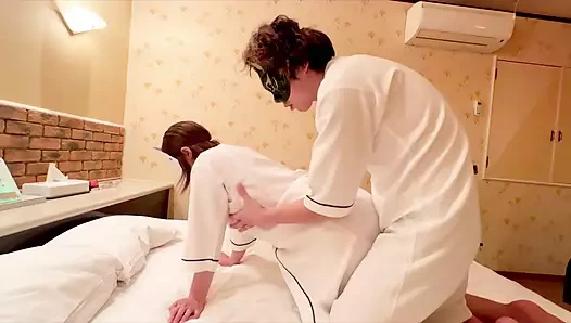 Dört ayak üzerinde rahat hisseden evli kadın