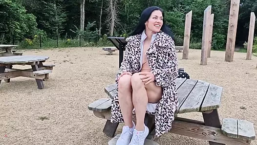 Amcık yakın çekim açık havada ve işiyor