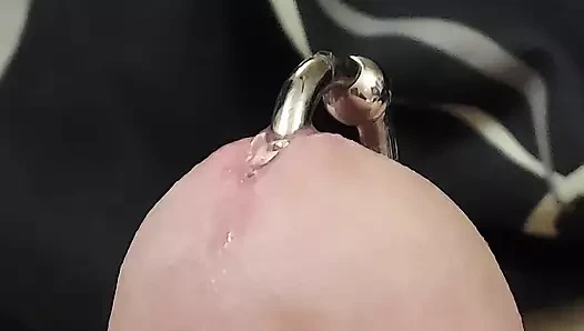 İlk kez mastürbasyon yapıyor ve pirsingli bir yarakla boşalıyor