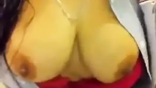 Brezilyalı olgun evli kadın göğüslerini canlı gösteriyor