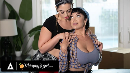 Annenin kızı - hareketli gün Sophia Burns orta yaşlı seksi kadın küçük puck'ın acısını yaramaz şekilde ovuyor
