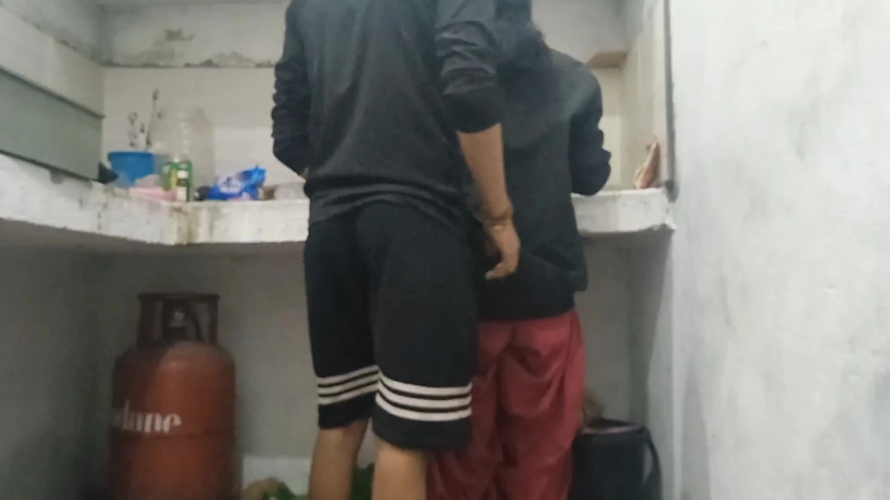 मैं रसोई घर में अपनी सौतेली बहन को चोदता हूं। XXX वीडियो