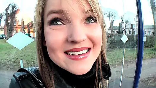 Sarışın hatun bdsm esaretinde göğüslerini ve oyuncağını azdırıyor