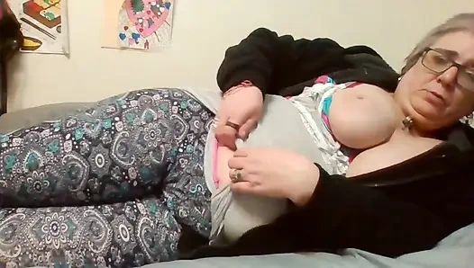 Yüzündeki büyük memeler boşalıyor