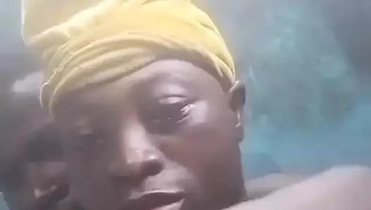 Dışarı çıkana kadar büyük göğüslere basıyor