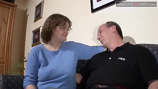 Azgın orta yaşlı seksi kadın gırtlağına kadar sakso çekiyor ve sonra ağzına boşaltıyor