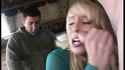 Sarışın, utangaç ve kötü bir kız arkadaşı tarafından iki sert eşlik tarafından açık